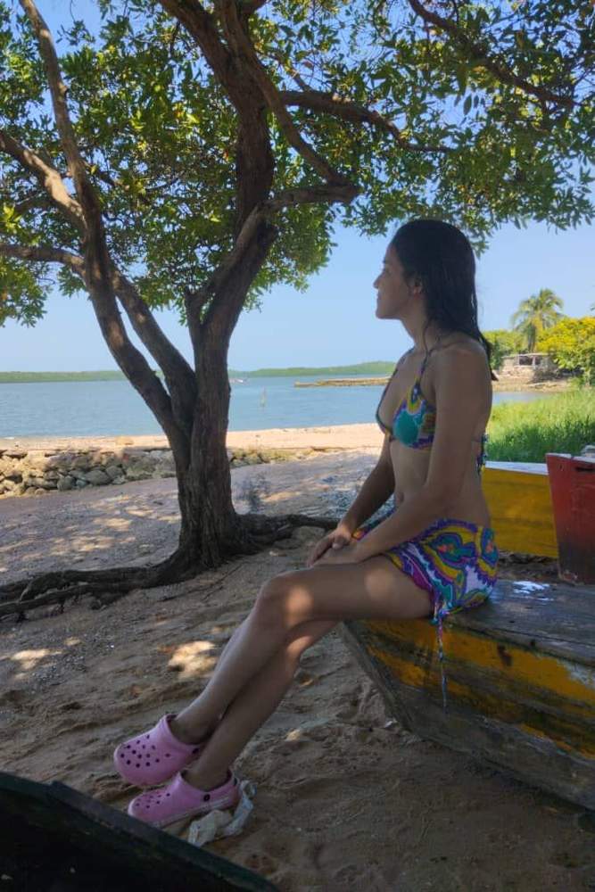 Kininikiwi's fit featuring Beach Riot | [object Object]