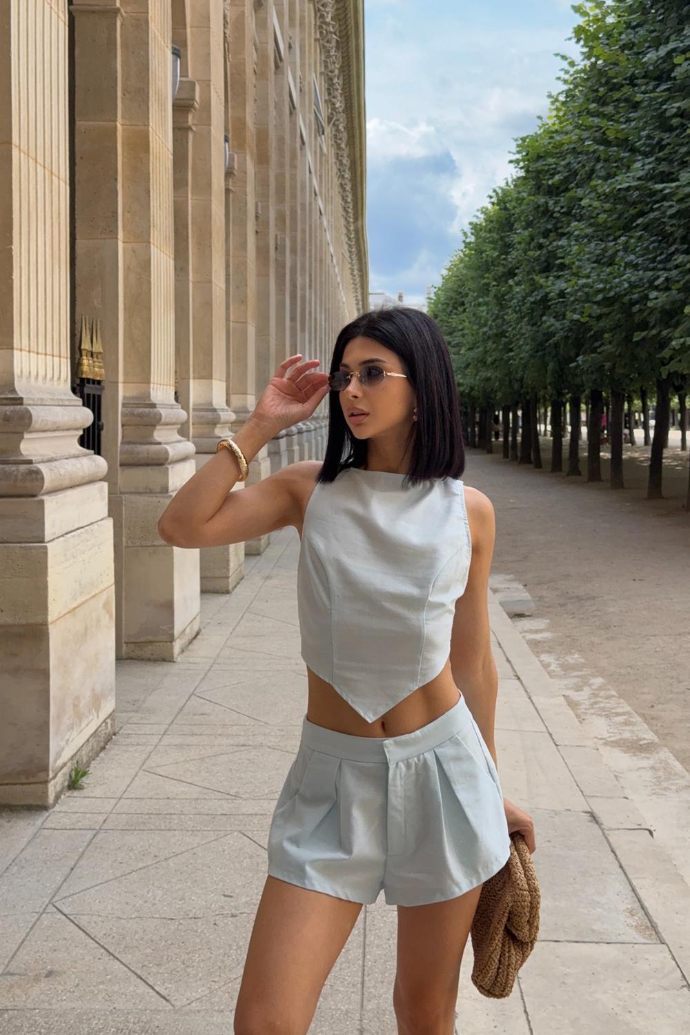 Post featuring Short de tailleur en effet lin tissé bleu clair, Bleu Ciel
