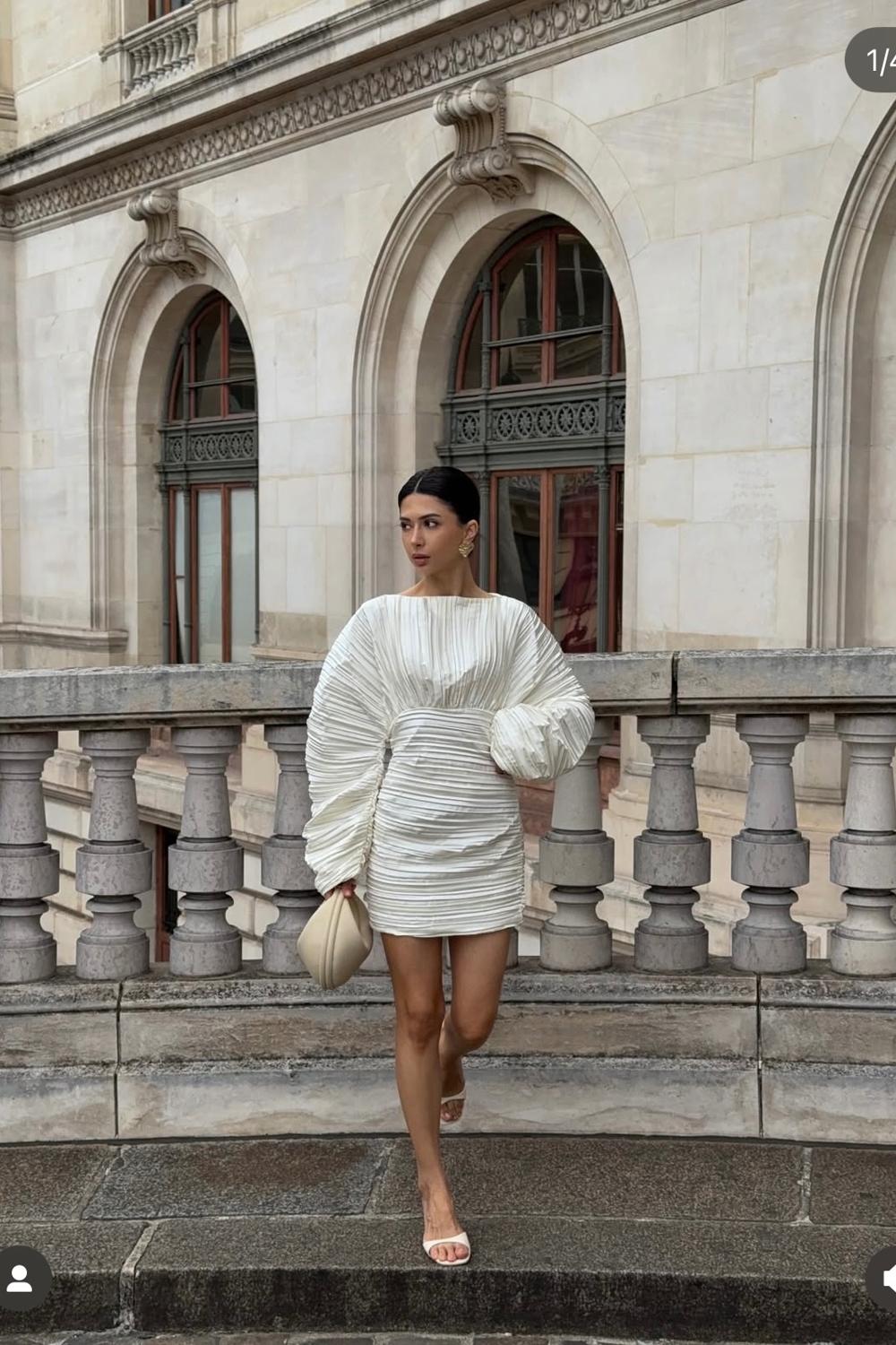 Post featuring Femme PLT Label Robe moulante satinée ivoire plissée à manches chauve-souris longues | Taille 36