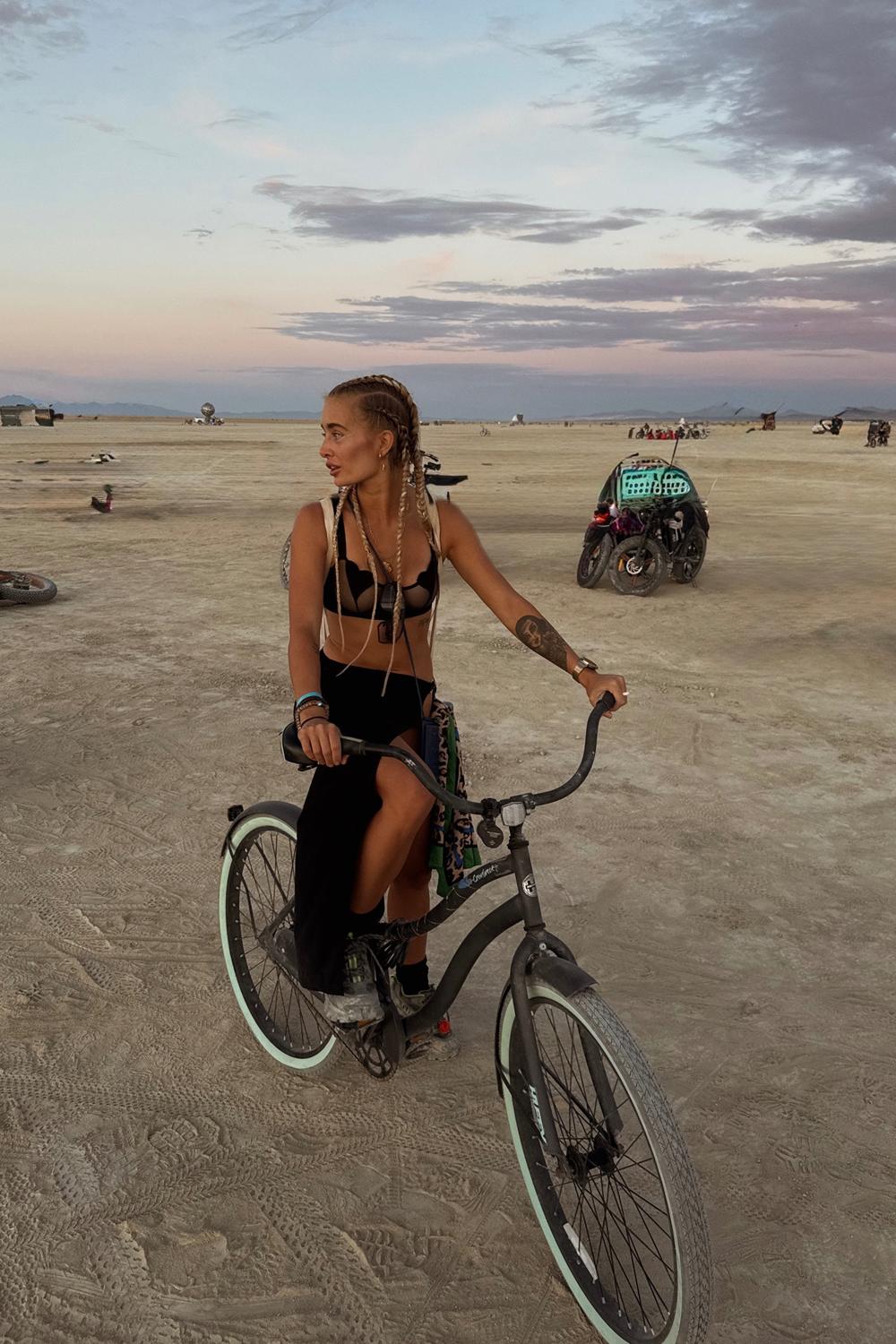 Post featuring Biustonosz No Ordinary Love Czarny