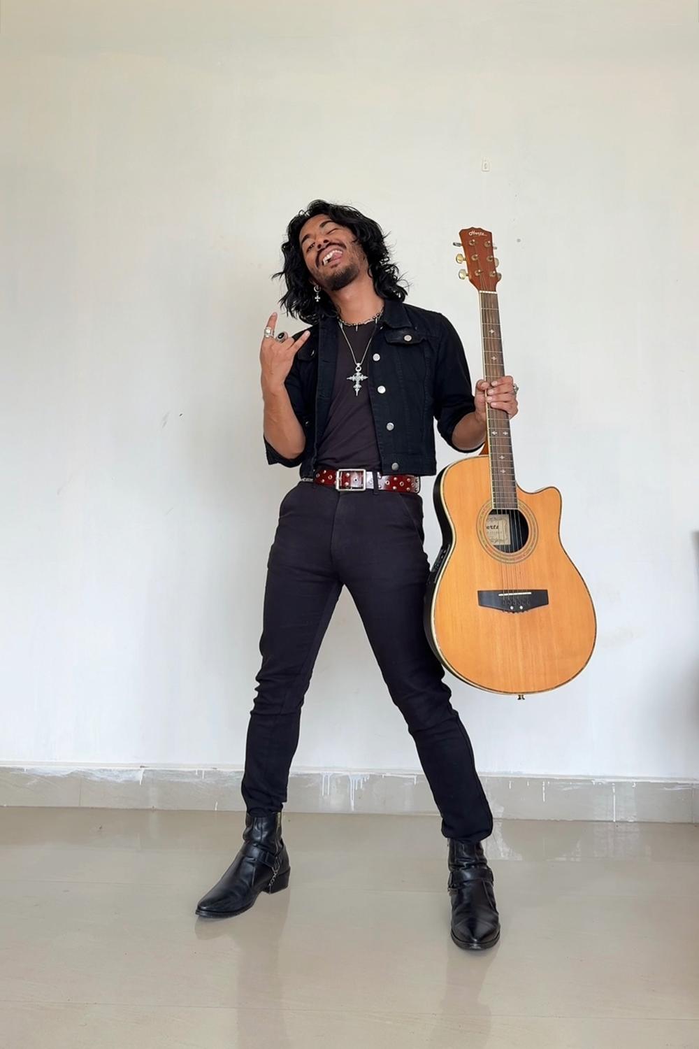 Post featuring H&M - Fitted T-shirt - Black