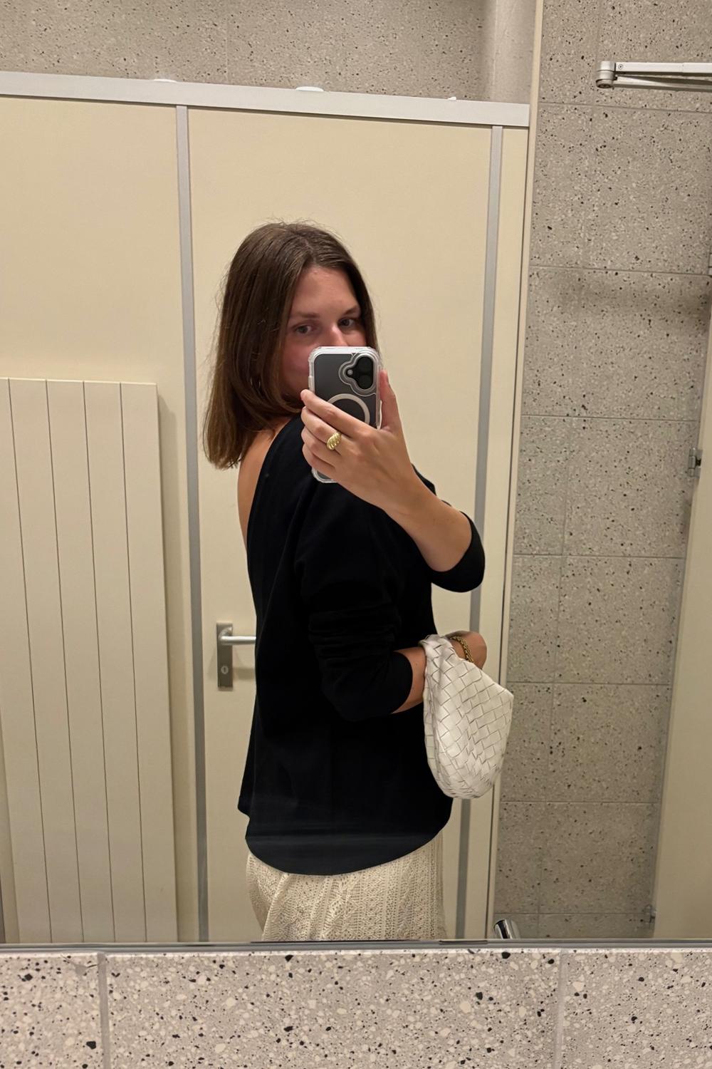 Post featuring LONGSLEEVE V-BACK  CZARNY