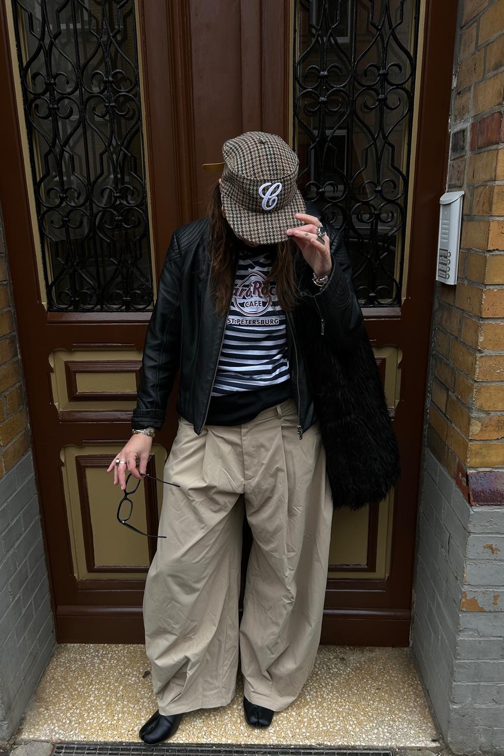 Post featuring Bundfaltenhose mit weitem Bein und hoher Taille