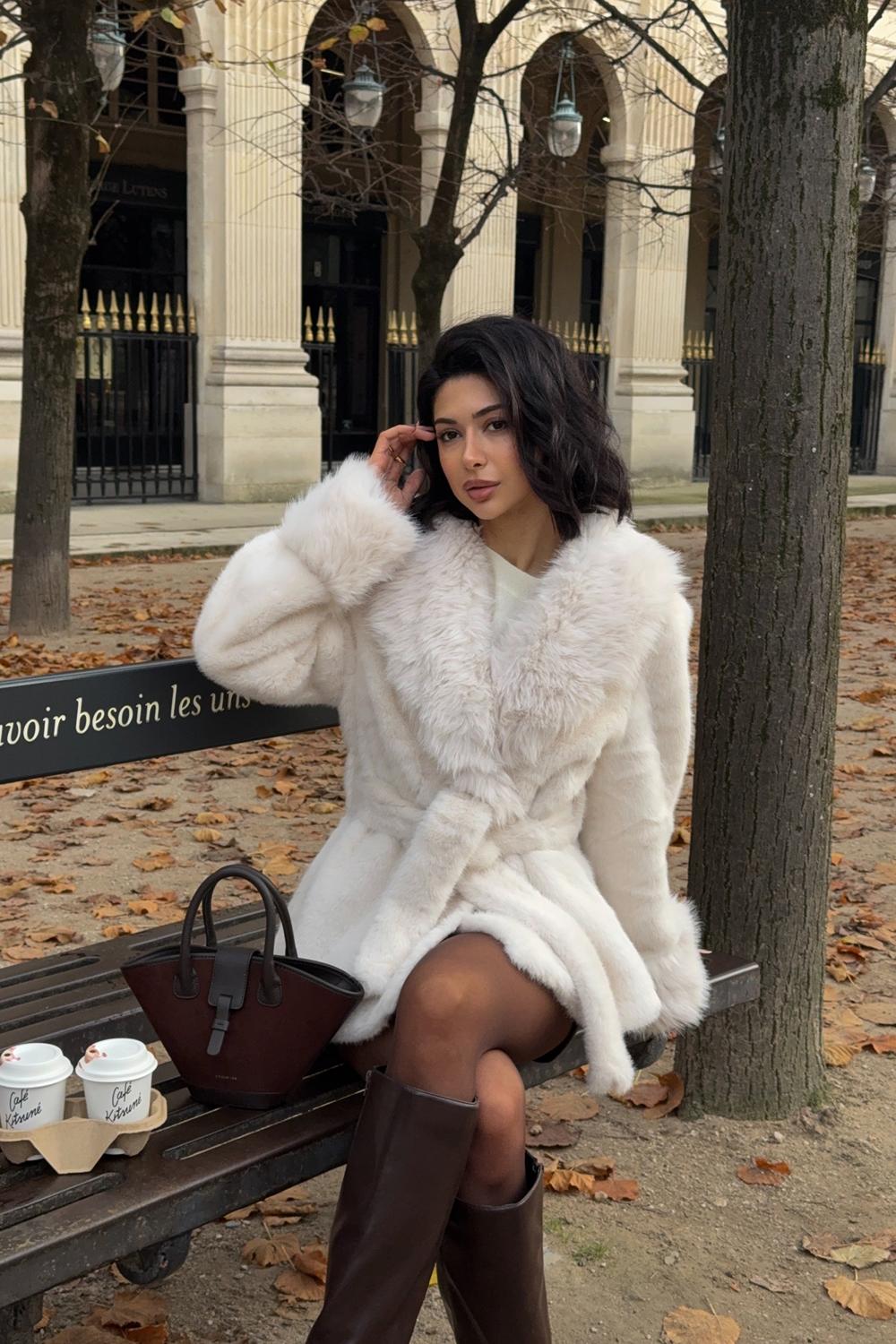 Post featuring Femme Petite Manteau en fausse fourrure douce crème à nouer | Taille Large