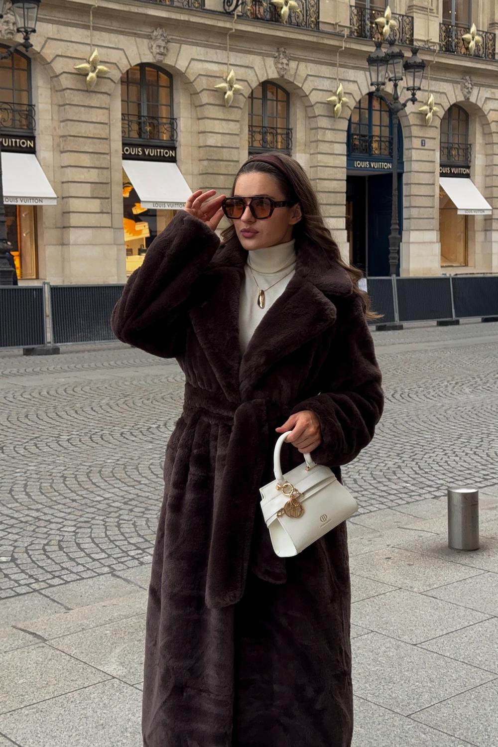 Post featuring Femme Manteau long en fausse fourrure chocolat à taille nouée | Taille Medium