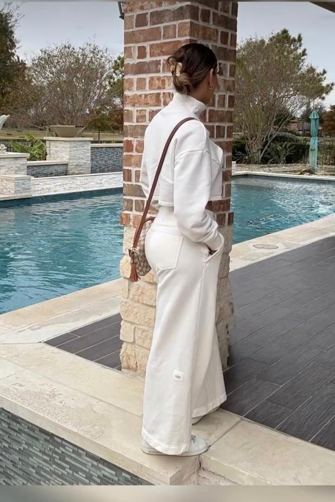 Cherimomin's fit featuring Alo Yoga