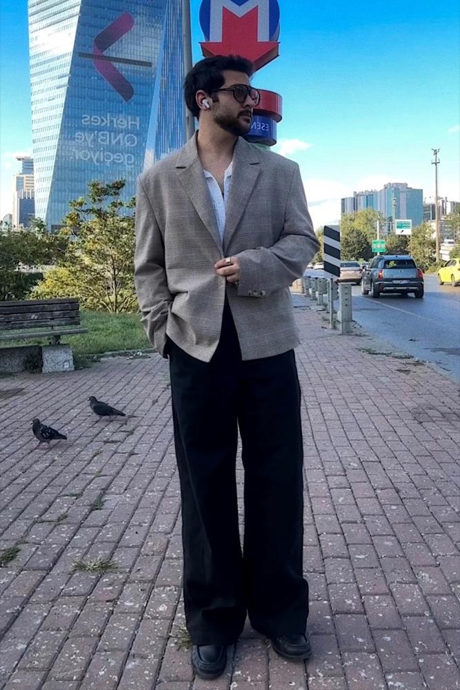 Mfahrioglu's fit featuring , 